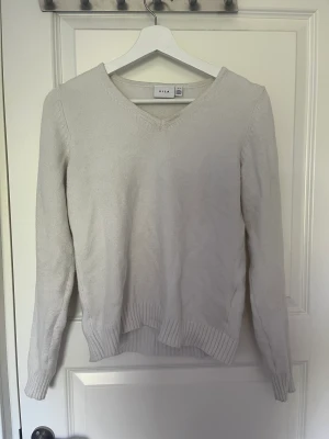 Stickad tröja - Stickad fin vit tröja ifrån vila💘 pris:40kr+ frakt 💘 strl: S