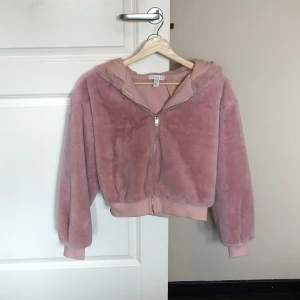 Teddykofta från Topshop - Supermysig kofta/jacka från Topshop i storlek XS/S. Otrolig färg! Kortare modell men inte croppad, går till byxlinningen även om man har lågmidjat. 