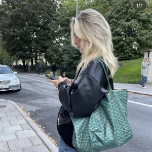 Jacka  - Säljer denna fina skinnjackan från Zara i storlek S! Använd fåtal gånger ☺️Är osäker om jag vill sälja den så kom med bra prisförslag!