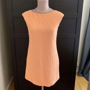 Helt ny Peach klänning i storlek XS (55), för 119kr ❤️har väldigt 60 tals vibes. ❤️