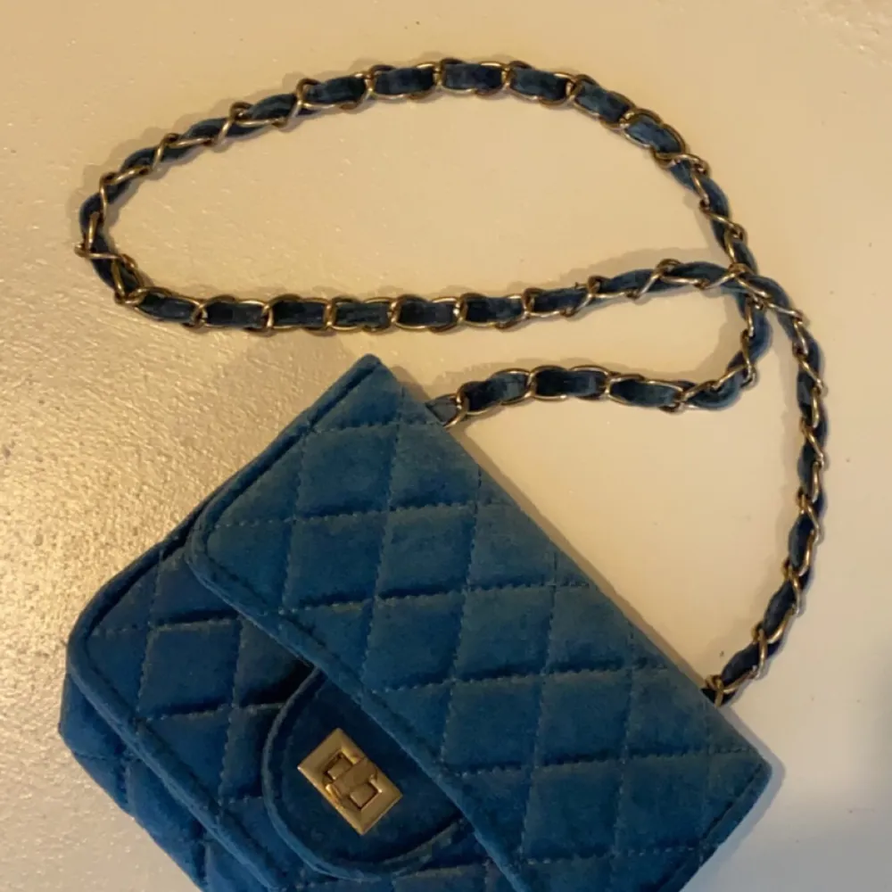 Säljer denna jättegulliga blåa väskan, väskan är från uropenn och endast använd ett fåtal gånger. Säljer då jag har en likande väska🙌 Kom privat för fler bilder eller frågor 💕💕. Accessoarer.