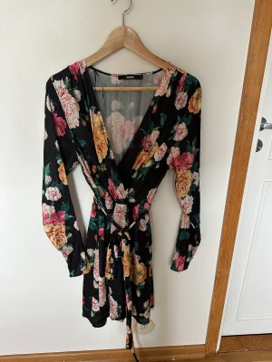 Blommig klänning - Klänning från bikbok. Ny skick 