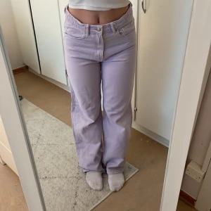 Snygga Gina jeans - Supper fina lila jeans som är perfekta till sommaren/våren. De är storlek 164 och passar bra för mig som är 159 cm lång.  Köpta för 300 kr och säljer de för halva priset: 150 