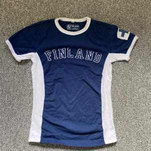 Tänkte sälja denna super coola Finland T-shirt. Dom är i jätte fint skick å har inga defekter. Skriv privat för mer information 