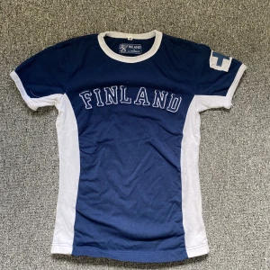 Finland T-shirt  - Tänkte sälja denna super coola Finland T-shirt. Dom är i jätte fint skick å har inga defekter. Skriv privat för mer information 