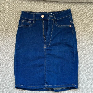 Jeans kjol - Jeans kjol från Gina Tricot märke Molly. 