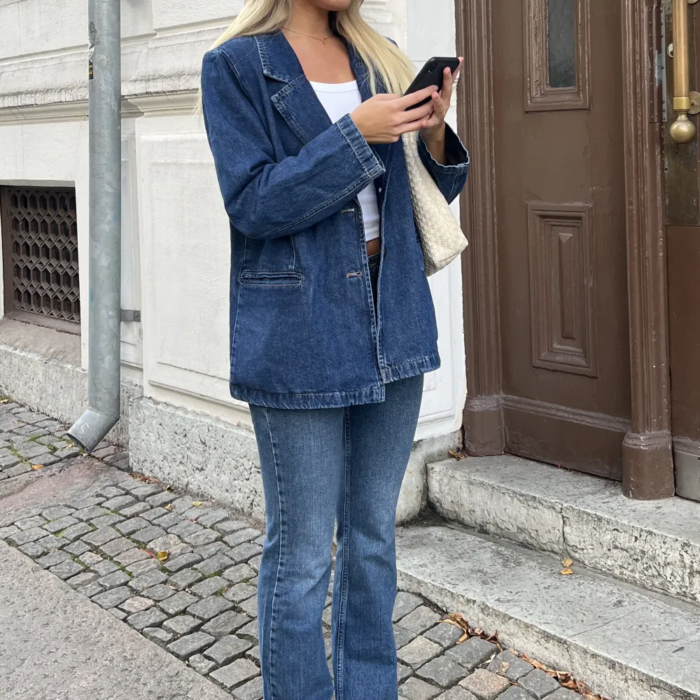 Denim kavaj från Gina Tricot. Endast använd 1-2 gånger ❤️. Kostymer.