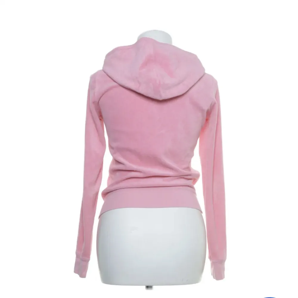 En supersöt rosa juicycouture hoodie som inte längre kommer till användning. Nypris från Sellpy 400. Storlek M men passar mig som har S. Den har några trådar som gått upp som visas i sista bilden! 💗Lite mörkare färg i verkligheten. Hoodies.