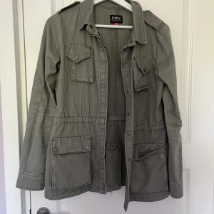 Grön jacka - Fin grön jeans jacka ifrån only💘 den är inköpt för ett par år sen och har använts mycket💘 inga defekter som är synliga och passar perfekt nu inför sen sommaren💘storlek: S pris: 100kr+ frakt 💘