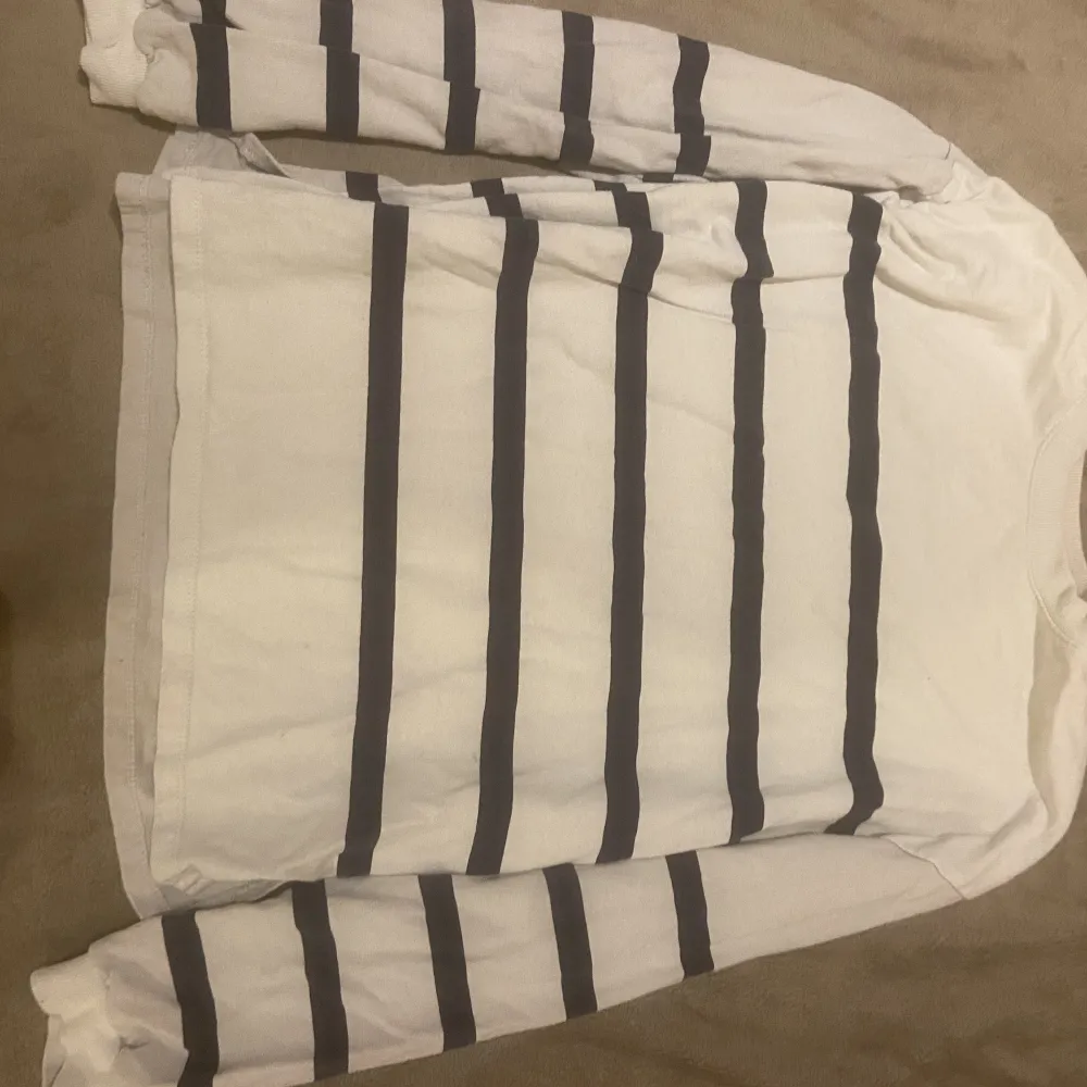 Super fin vit tröja med mörkblåa ränder på som är i storlek M. Tröjor & Koftor.