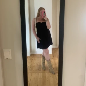 Puffig festklänning  - En söt puffklänning som passar lika bra till festen eller till stranden!! Använd ett fåtal gånger! 💘💘