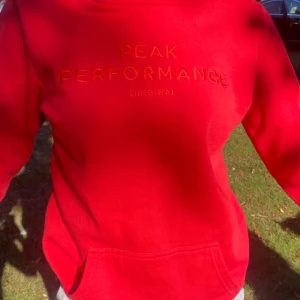 Peak performance hoodie - Jättefin hoodie, använd fåtal gånger, storlek 170