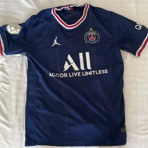 PSG T-shirt - PSG t-shirt som jag fick i present. Storlek M, oversized Har aldrig använts och säljs pga fel passform Pris kan prutas vid snabbköp och är även öppen för byte.