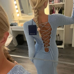 Sommarklänning  - Hej! Säljer denna super fina klänningen perfekt nu till sommaren. Klänning kommer från resumé och är i en fin blå färg!🩵  Nypris på den är 1800 Därav säljer jag den för 1300 då den är helt ny med prislapp på!  Stolek: S 🌸☺️