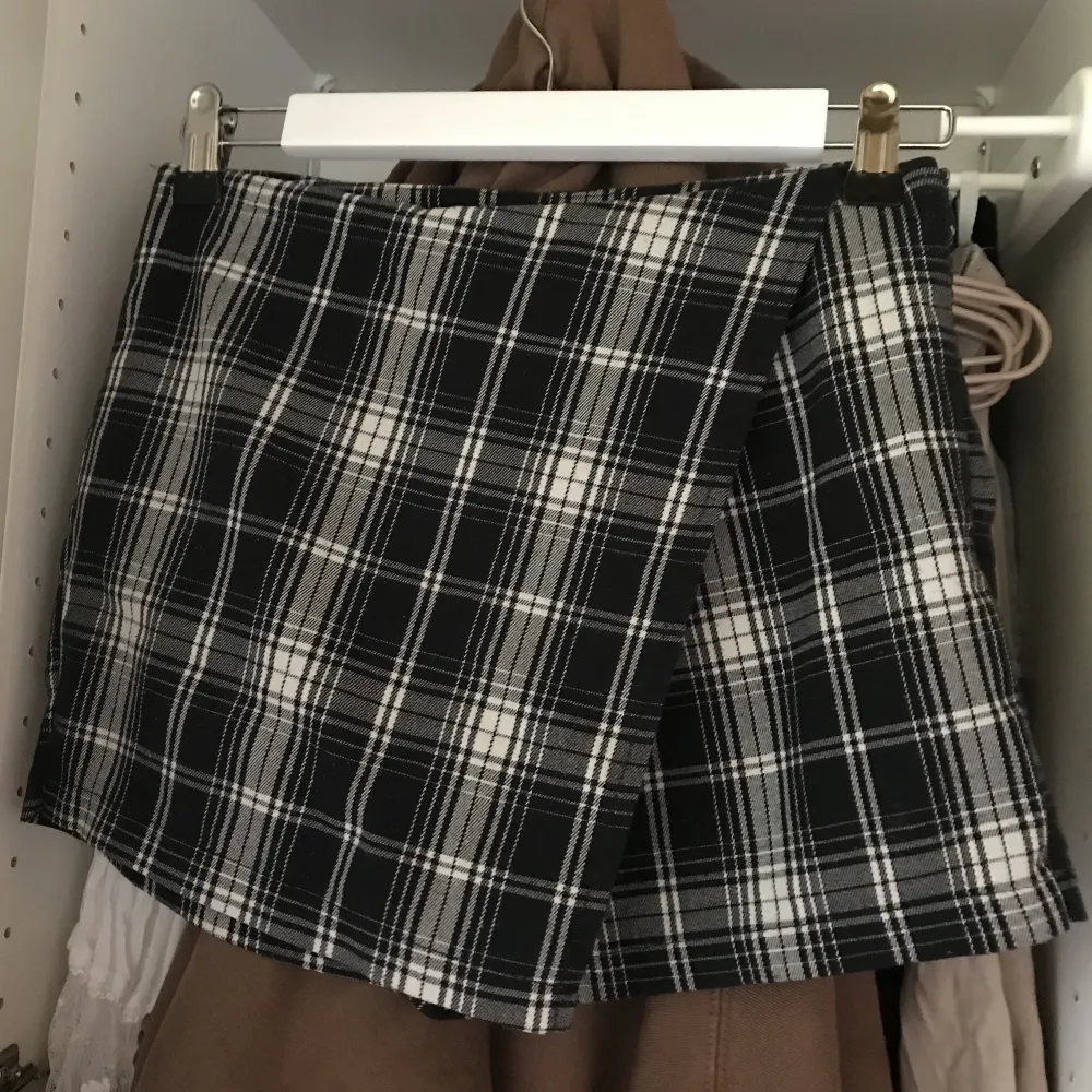 En skort ifrån Brandy Melville (ser ut som kjol men har shorts), fin och smickrande på, i bra skick.. Kjolar.