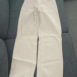 Monki jeans  - Jätte fina jeans från Monki i en bred modell. 