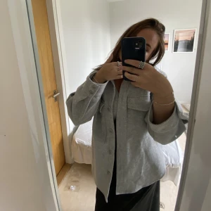 Grå jacka 🤍 - Grå jacka från hm i fint skick🤍storlek S. 70kr + frakt. Kan vara en liten smink fläck på kragen men går säkert att tvätta bort