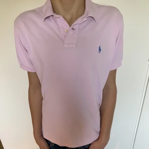 Ralph lauren  - En skön piké ifrån Ralph lauren| skick 9/10 använd ett fåtal gånger| strl M| nypris: 1300 vårt pris: 449| hör av dig vid frågor eller funderingar🤗