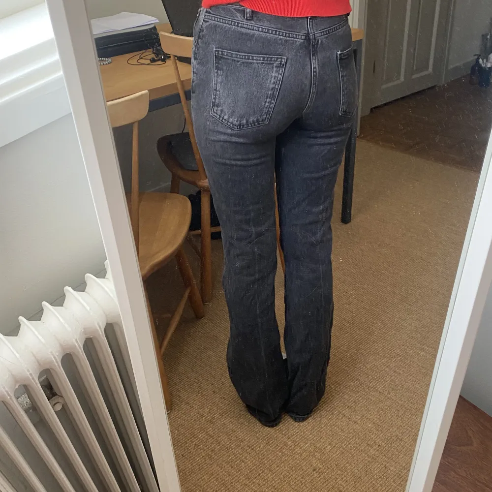 Zara bootcut jeans gråa, bra skick knappt använda. Midrise. Jeans & Byxor.
