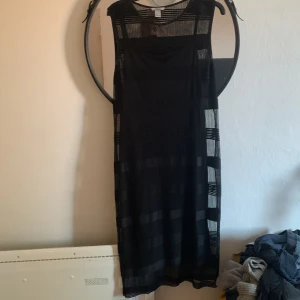 H&M klänning - Mesh klänning med underklänning såååå fin är den Strl L men passar perfekt på M med 