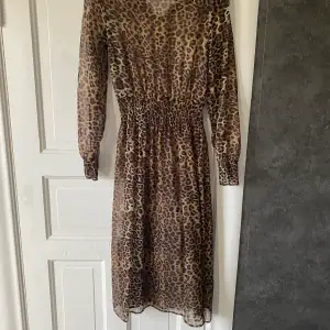 Leopardmönstrad skir klänning strl 34 använd 1 gång 