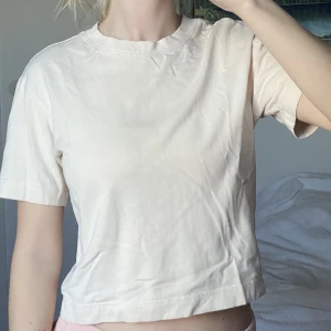 T-shirt 🪐 - Kort t-shirt från GinaTrictot 🌝