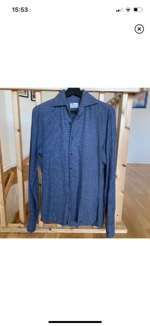 Blå skjorta stenströms - Tja! Säljer nu min mörkblå rutiga skjorta från Stenströms. Materialet är väldigt mjukt och skönt. Skick: 9/10. Storlek: S. Nypris: 1200kr. Kontakta mig för fler bilder eller info.