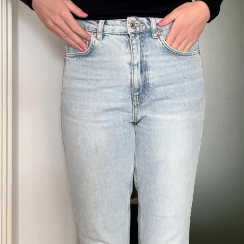Ljusblåa jeans med slits från Gina Tricot i storlek 36!! Säljer för 115kr 🩵🩵. Jeans & Byxor.