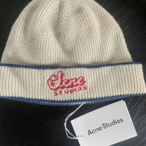 Acne studios mössa - Oanvänd acne studios mössa. Ny pris runt 2000kr.