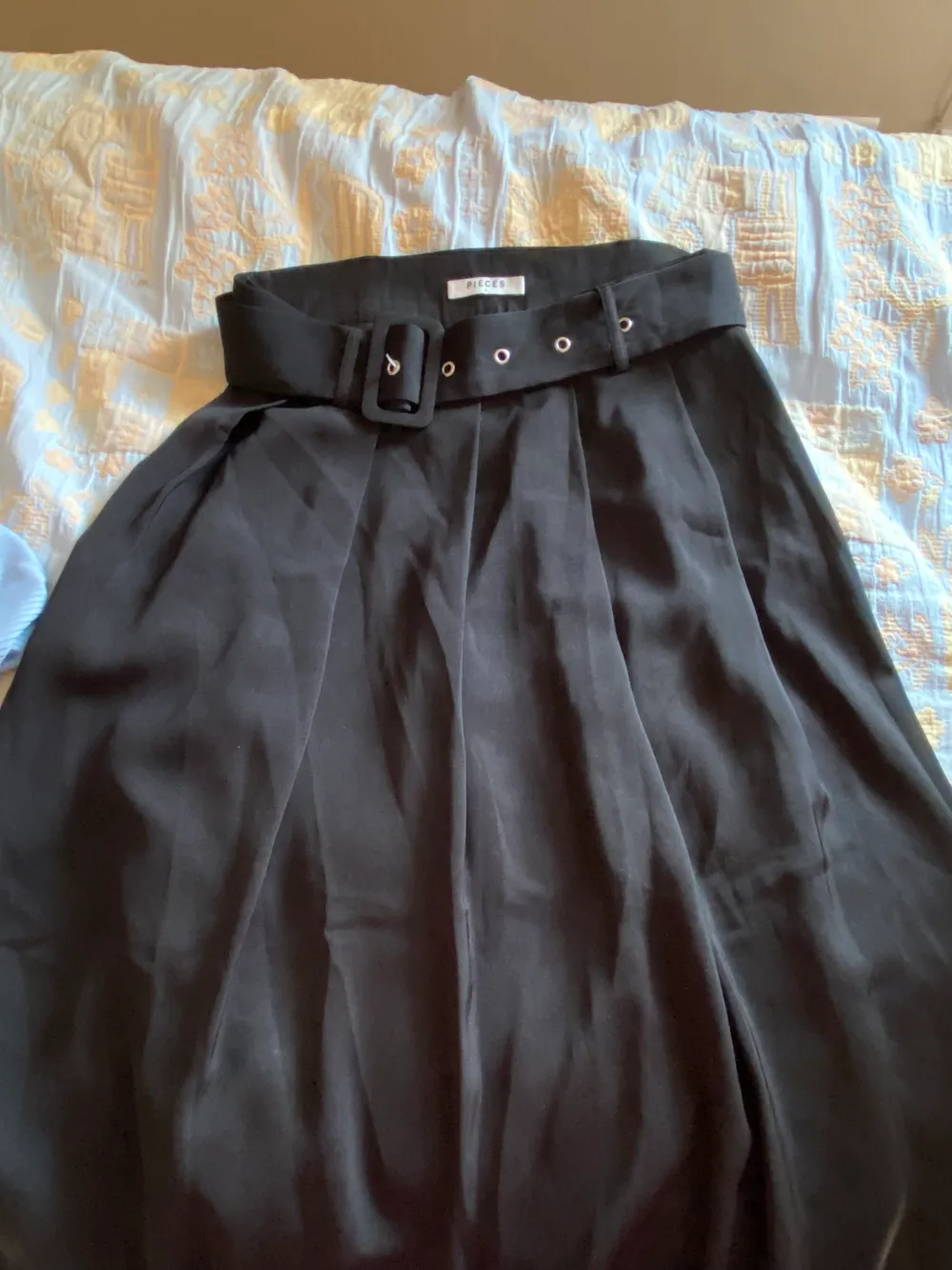 Säljer min svarta eleganta maxi kjol! Tycker den e assnygg, bara den att jag aldrig använt den för jag ej vet hur den ska stylas. Den är från Pieces & är i strl. M, passar även S. Söker alltså ny ägare till den, hör av dig för mer info och vid intresse🖤🐝🐈‍⬛. Kjolar.