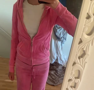Juicy Couture - Super snyggt juicy couture sett! Även fri frakt!  599kr!💞 Perfekt nu till hösten🫶  ❗️vill du endast köpa ett plagg läs nedan ❗️  Tröjan=399kr Byxorna=399 Byxorna+tröjan=599kr