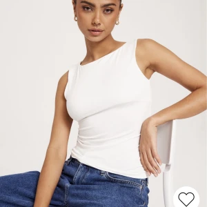 Vit topp  - Från Nelly. Oanvänd. 