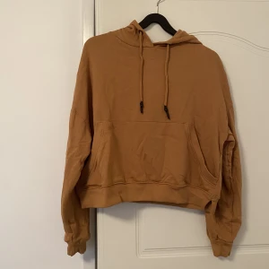Brun hoddie från Stories - Fin brun hoddie från Stories. Använd en gång så i väldigt fint skick
