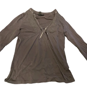 H&m gullig Blus😊  - Fin h&m Blus! 😻 Köpt i Paris, nästan aldrig använt!  