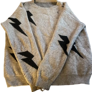 Blixt tröja!❤️‍🔥 - Snygg sthlmstil tröja! Lite sliten, men snygg ändå! 😻 