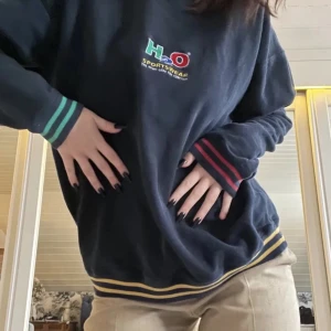 Sweatshirt  - Säljer denna H2O sweatshirten då den inte riktigt är min stil längre. Väldigt bekväm o bra skick!