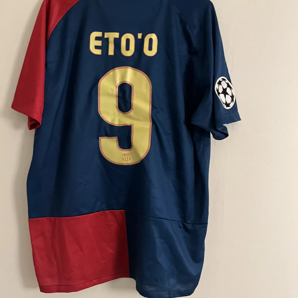 Barcelonatröja från säsongen 08/09 men Samuel eto’o #9 på ryggen. Tröjan är använd men i bra skick och storleken är L . T-shirts.