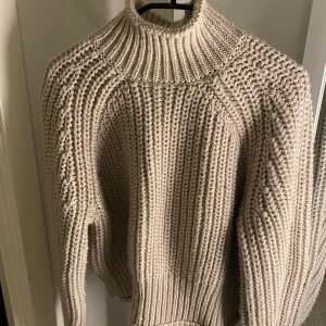 Oanvänd beige stickad tröja! - Oanvänd beige stickad tröja, aldrig använd Storlek M dam