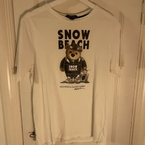 Vit t-shirt med tryck från Ralph Lauren - Vit t-shirt med tryck från Ralph Lauren. Storlek XL (för barn, ca. 18-20 år). Fint skick!