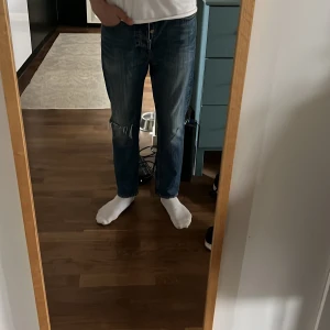 Acne Studios Jeans - Säljer ett par schyssta Acne Studios Jeans i storlek 32-32 men de sitter tightare i midjan. Kvitto finns tyvärr inte med. Skriv PM om funderingar👍 Kan gå ner i pris vid snabb affär