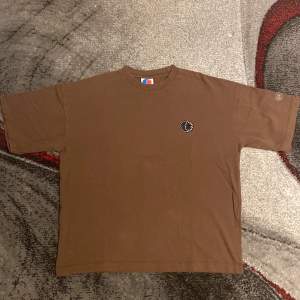 district 46 brown tee with embroidered logo 