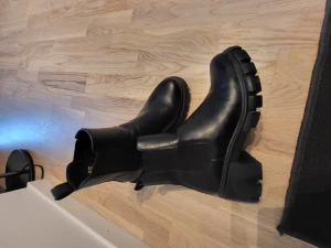 Stövlar i fint skick stl 38 - Stövlar i fint skick stl 38