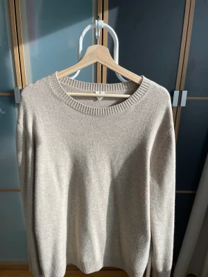 Stickad tröja - Säljer min stickade tröja från arket då jag inte använder den längre. Tröjan är i bra skick och det är bara att höra av sig vid funderingar.