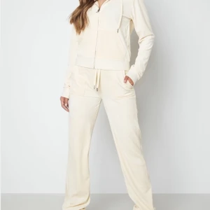 Juicy Couture set - Säljer ett juicy set i färgen krämvit. Byxorna är i Xs men koftan är i S. Ord pris för settet är 2100. Säljer även ett par svarta juicy mjukis byxor i storlek XS (inte settet). Hör av er för fler bilder!💜 