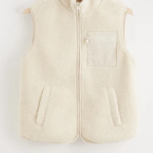 Teddy väst  - Säljer min Teddy väst från Lindex. Använd några gånger men väldigt fint skick. Nypris 300kr men säljer för 150