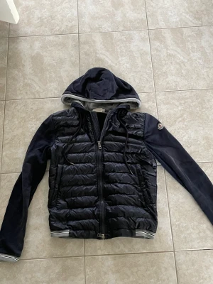 Moncler cardigan - Säljer min moncler cardigan då den är för liten för mig. Storlek M men sitter som en S 