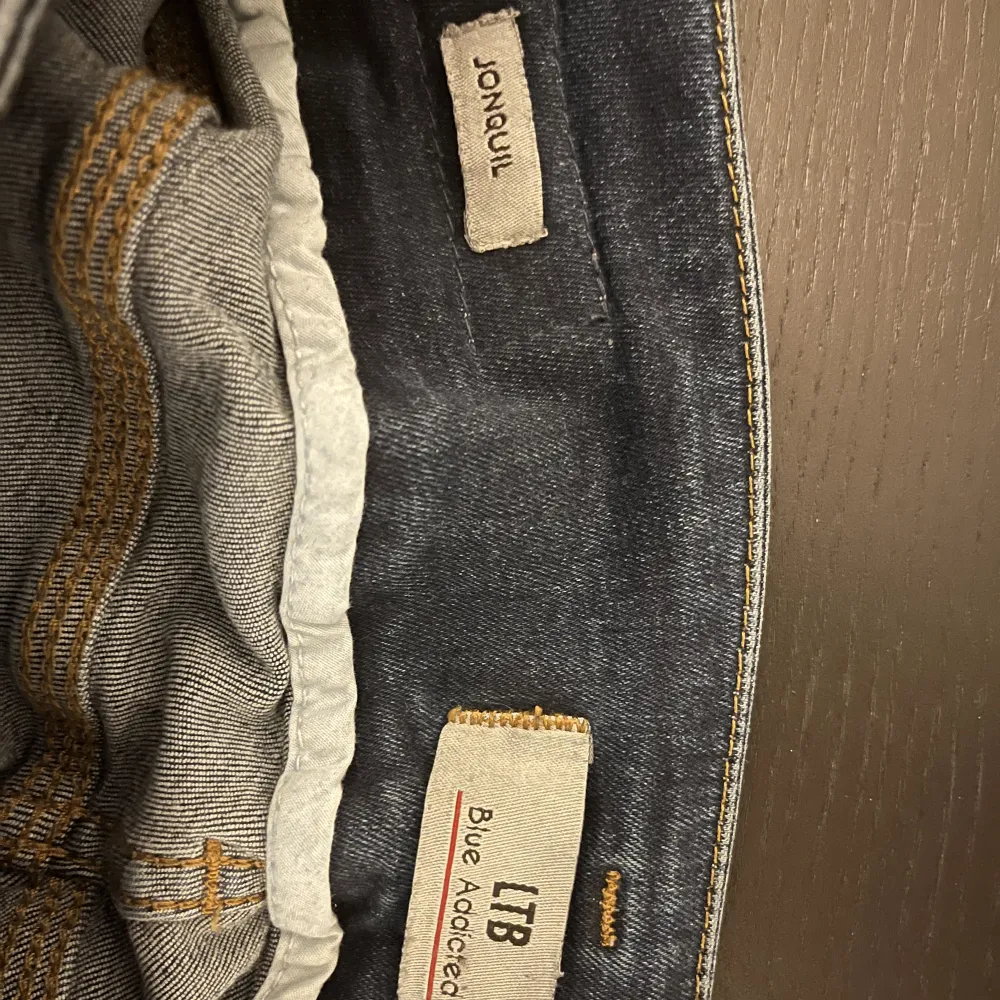 Säljer mina snygga lågmidjade Ltb jeans med rak passform, på grund av att jag har växt ifrån dem ❤️. Jeans & Byxor.