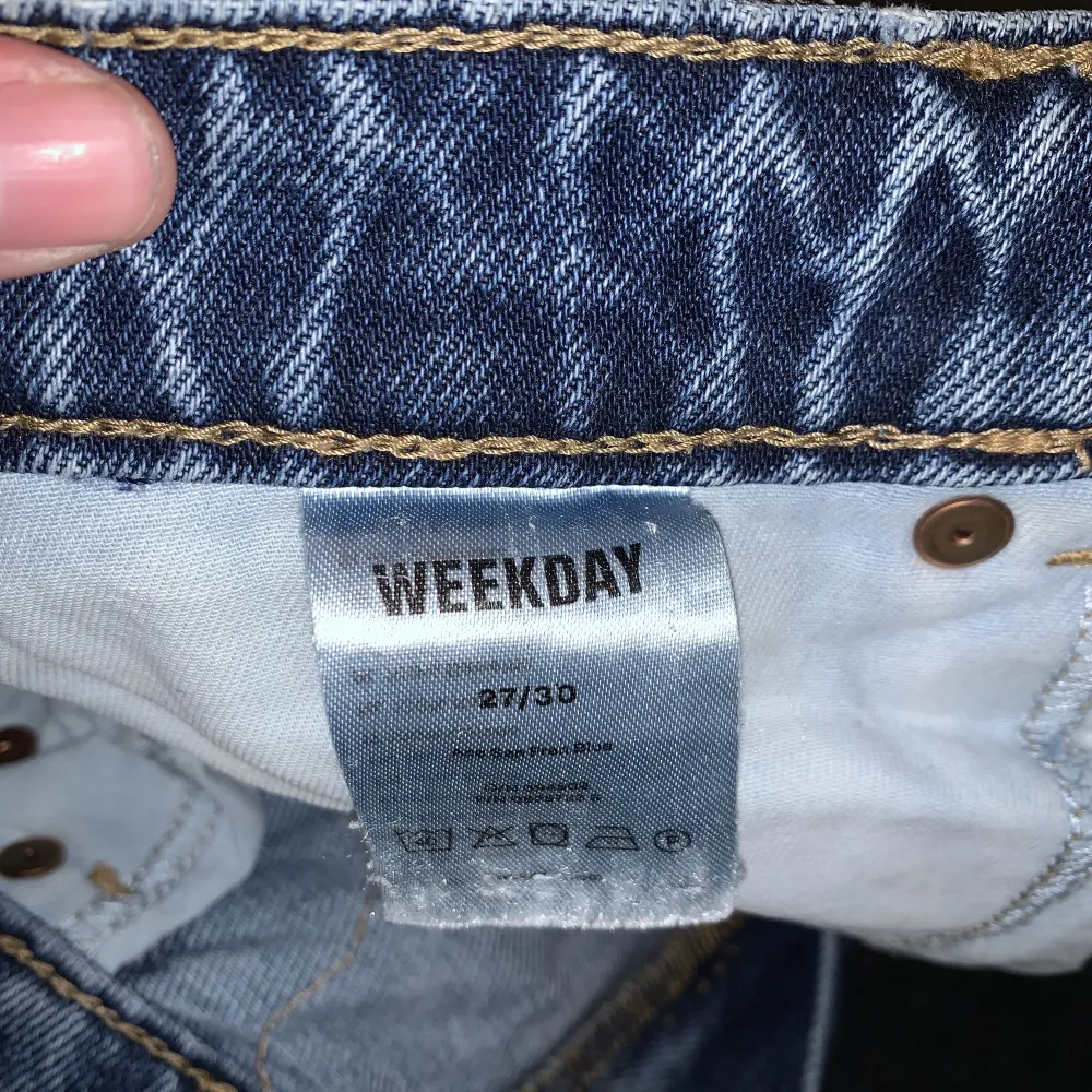 Vida jeans frĂ„n weekdayđ högmidjande och sitter super snyggt, passar xs-m beroende hur baggy stil man vill haâš köpen stĂ„r för frakten!. Farkut & Housut.