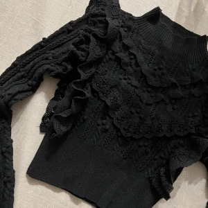 Stickad långärmad Zara tröja - Jag säljer denna svin snygga och oanvända Zara tröjan som jag köpte för två år sedan! Den finns alltså inte längre i deras sortiment. Jag säljer den då den legat i garderoben och inte kommit till användning än! Super trendig och perfekt till hösten! 