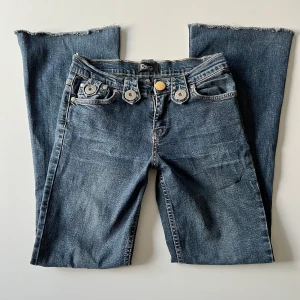 D&G jeans - Lågmidjade bootcut Dolce & Gabbana jeans. Förmodligen inte äkta. Midjemått: 70 cm, stretchiga. Innerbenslängd: 71 cm. Har inga bilder på tyvärr 💕 Men jag kan skicka mer mått om det behövs
